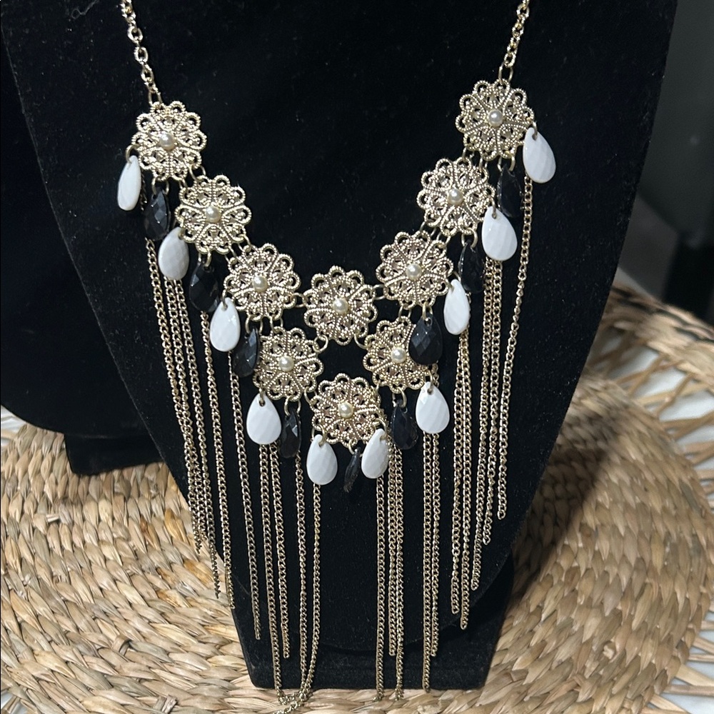 Elegant Gold and White Floral Necklace - Picture 2 of 7